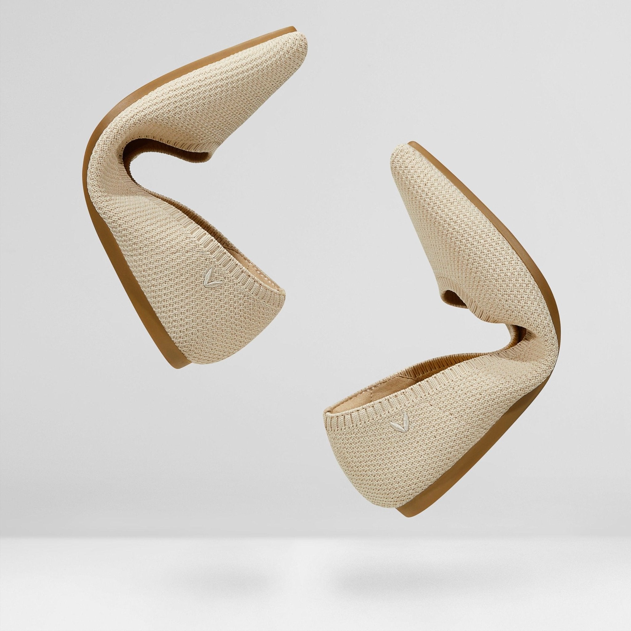 [Aria 5°] Pointed toe, water-repellent, flat shoes