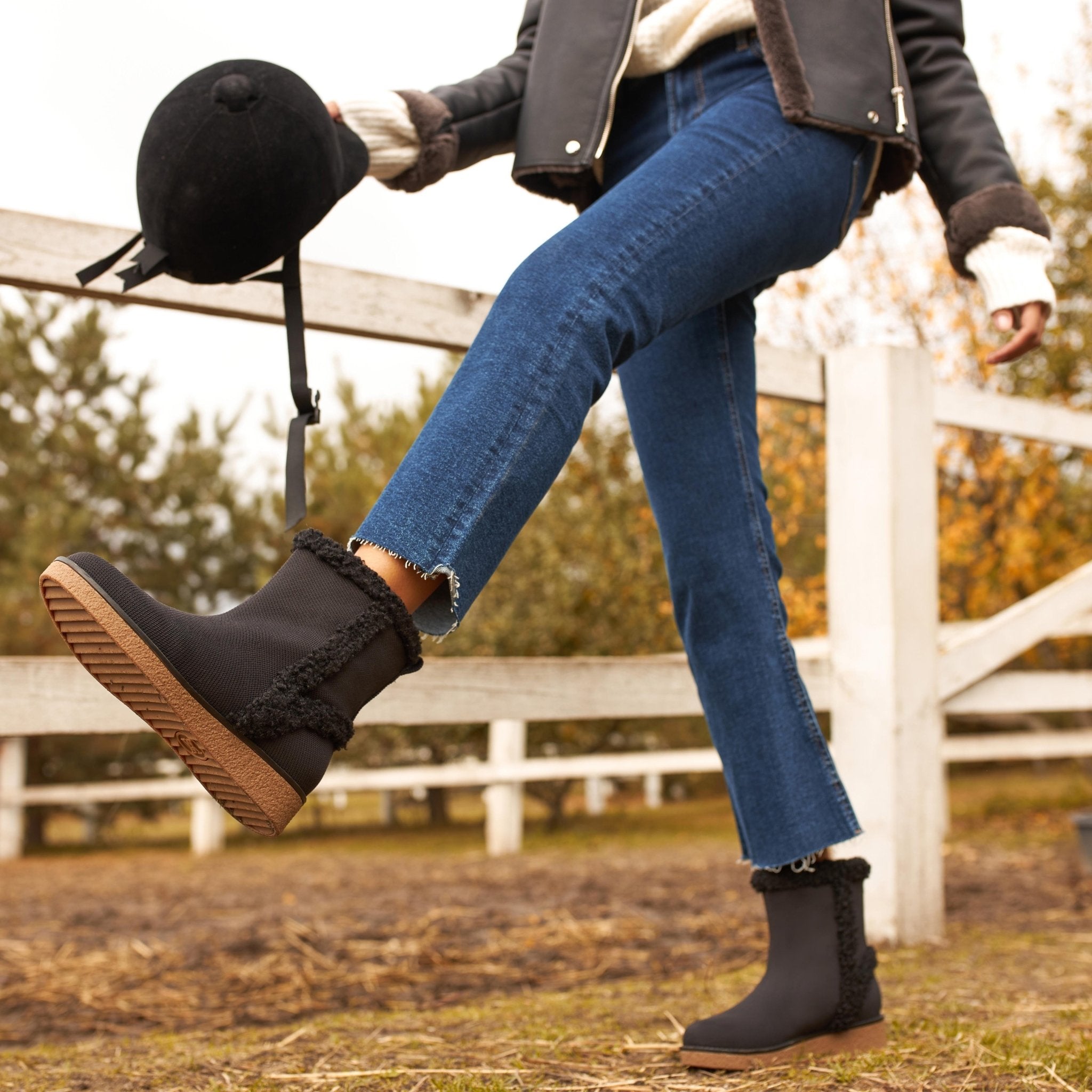 [Courtney] Round toe, water-repellent, faux fur boots