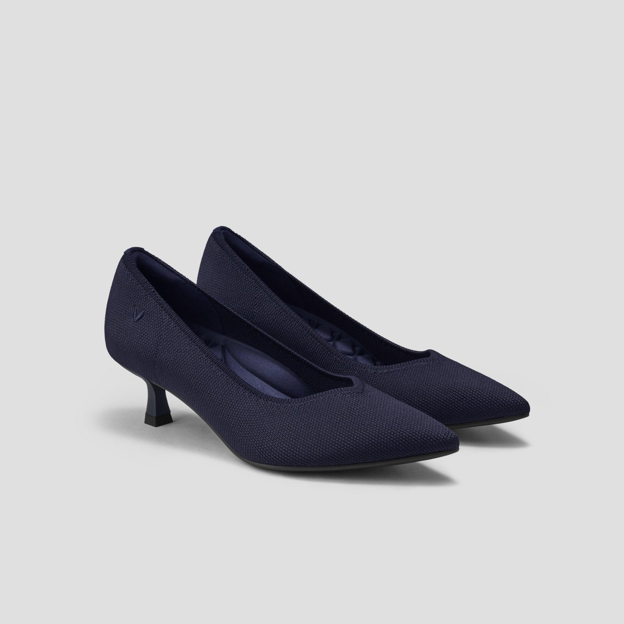 [Scarlett] Pointed toe kitten heel pumps