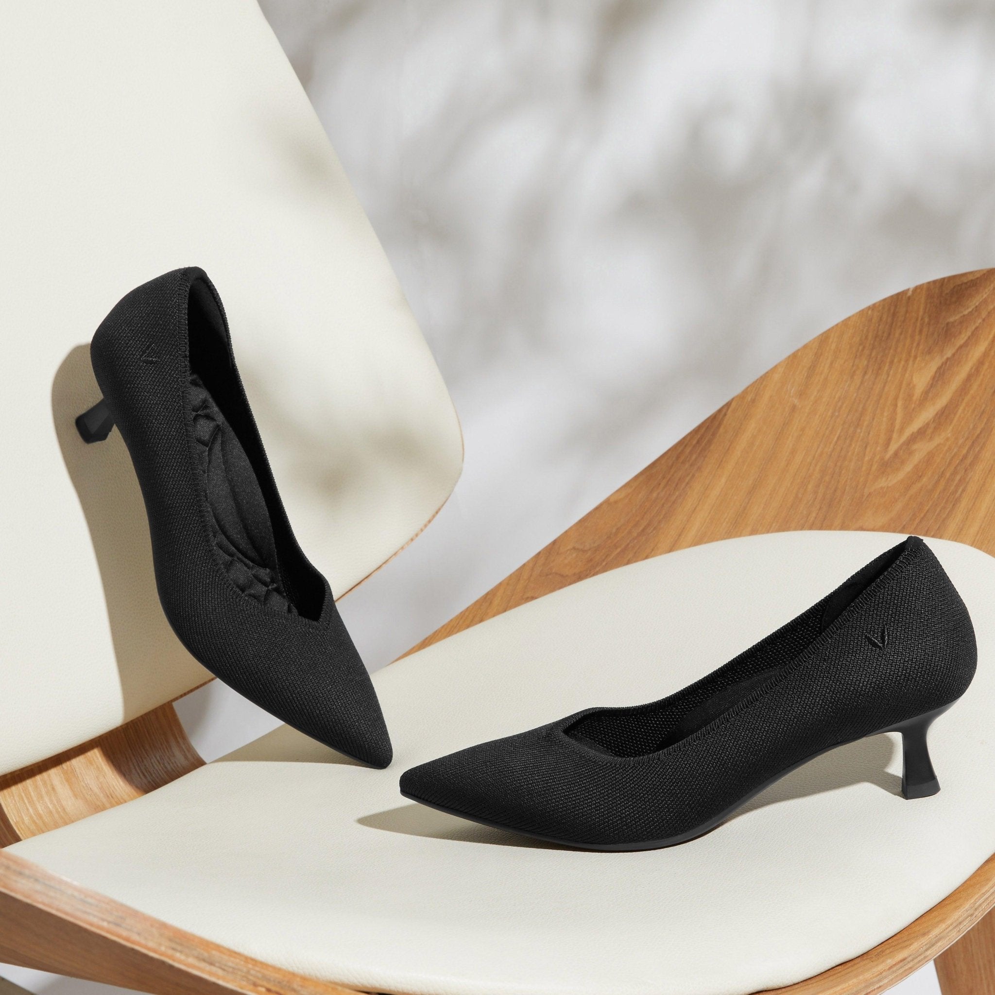 [Scarlett] Pointed toe kitten heel pumps