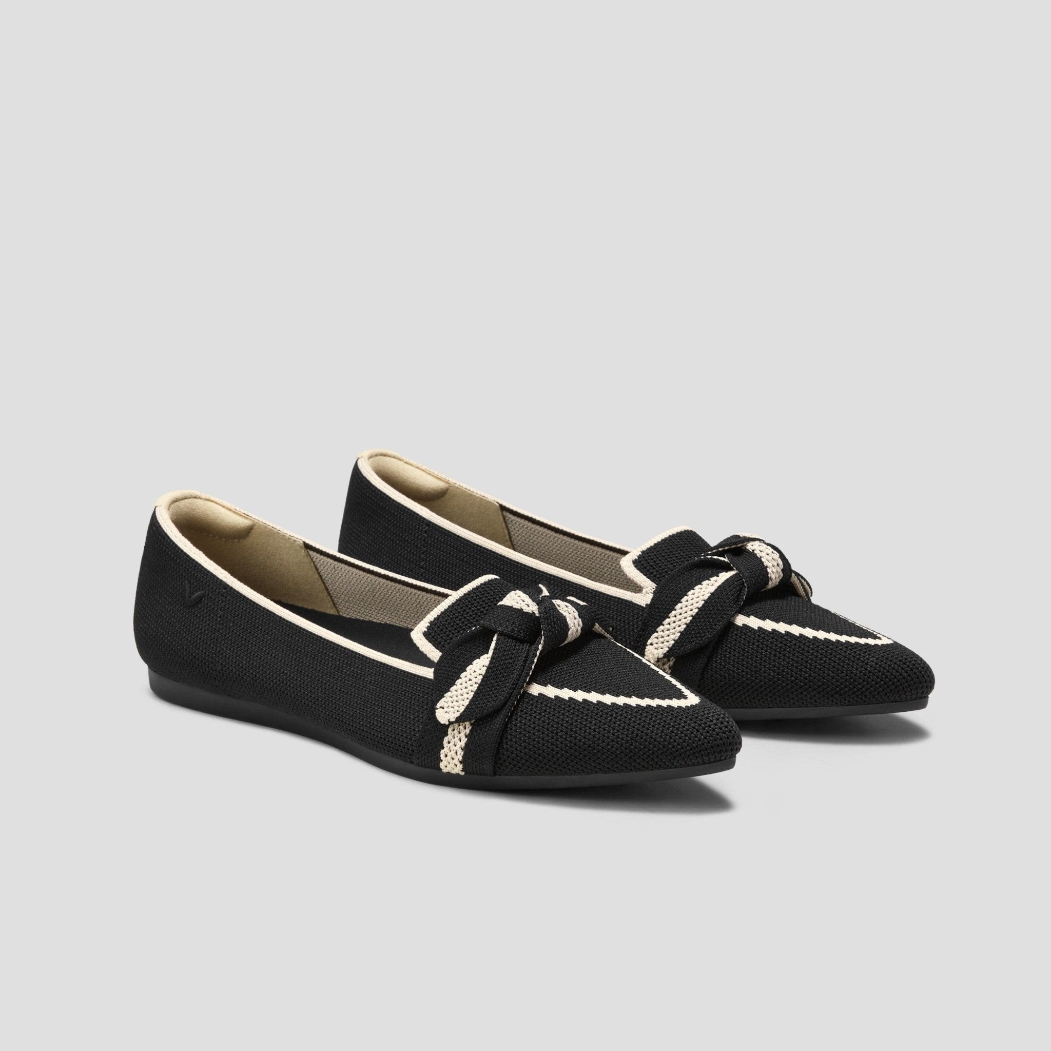 [Michelle] Pointed toe loafers with ribbon