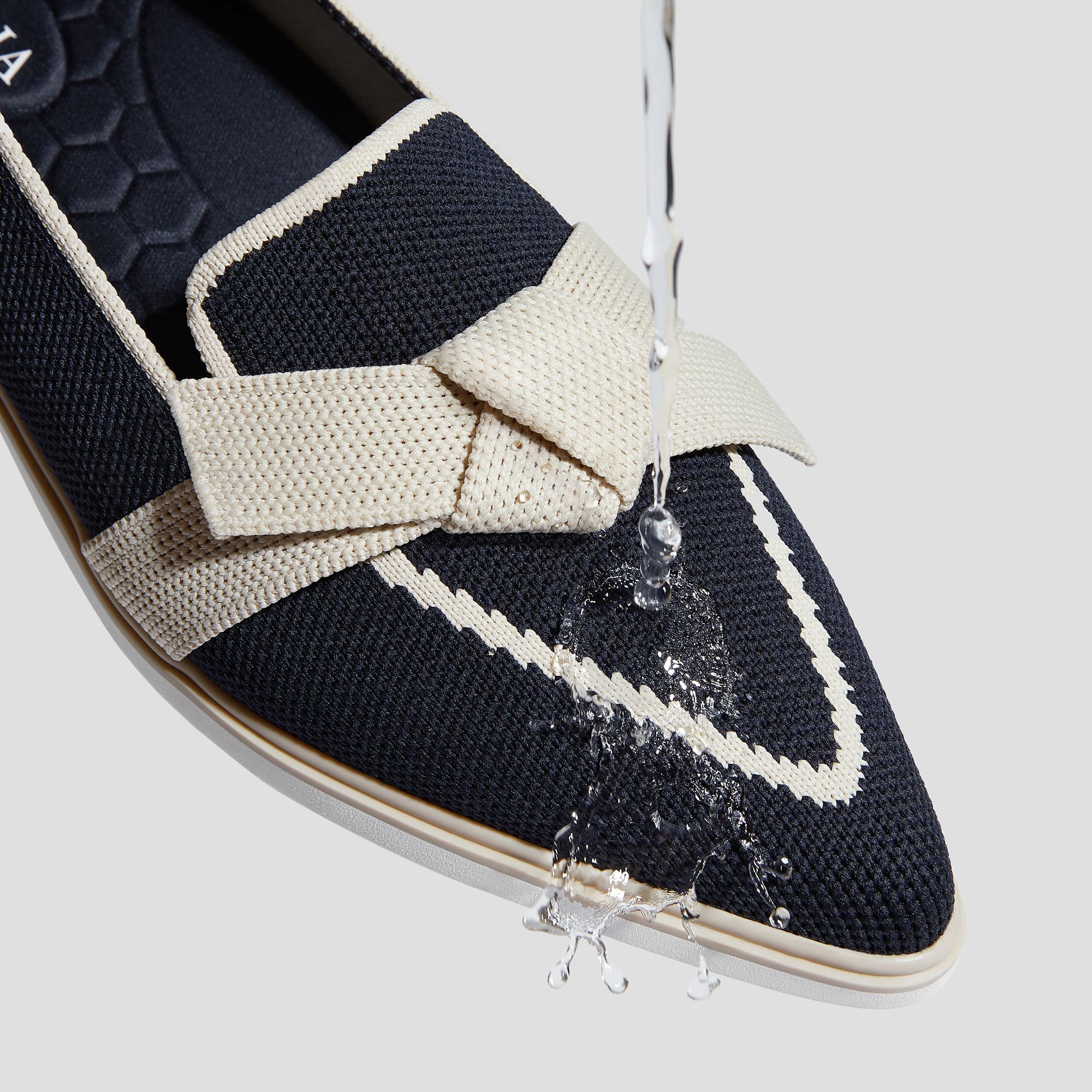 [Valentina] Water-repellent pointed toe with ribbon loafers
