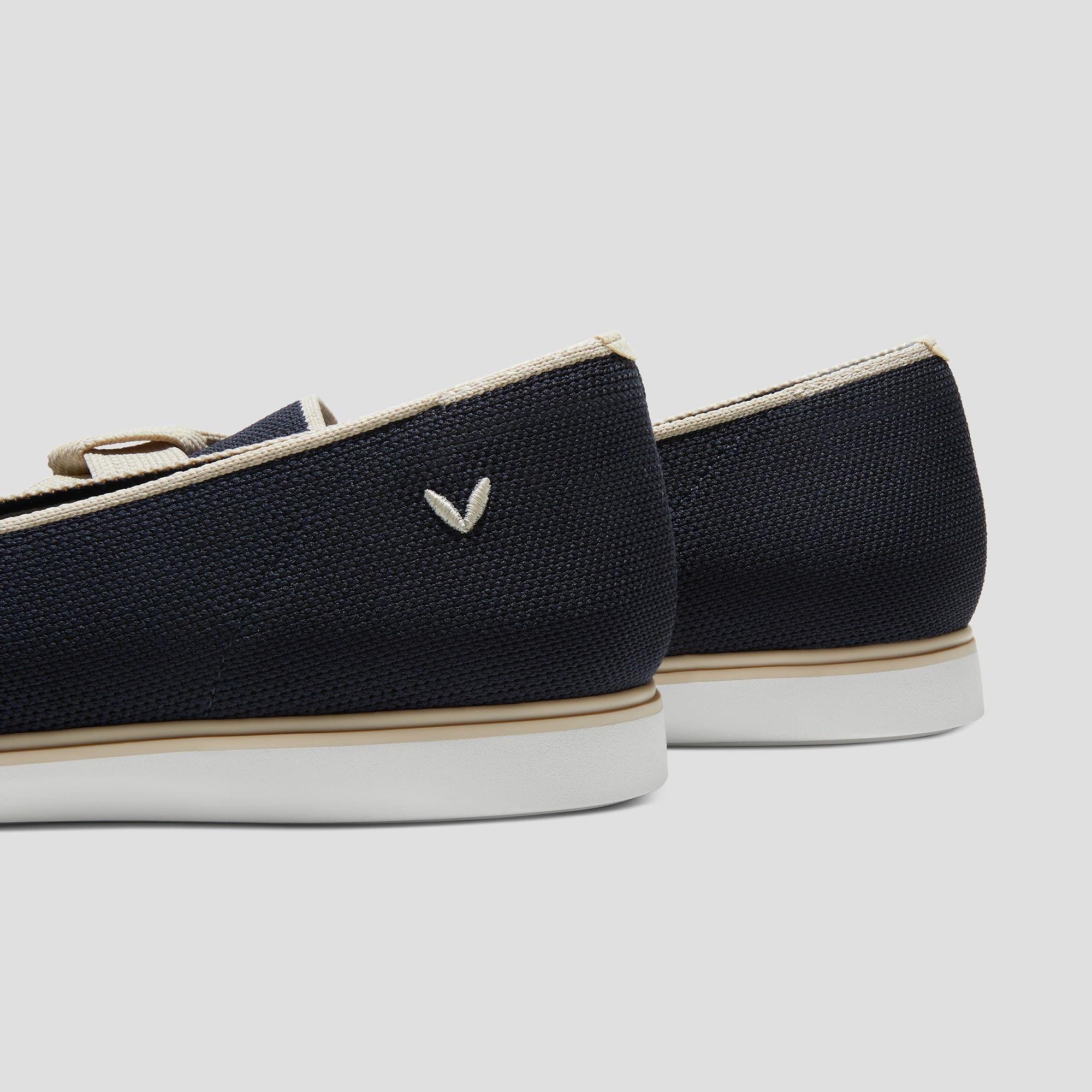 [Valentina] Water-repellent pointed toe with ribbon loafers