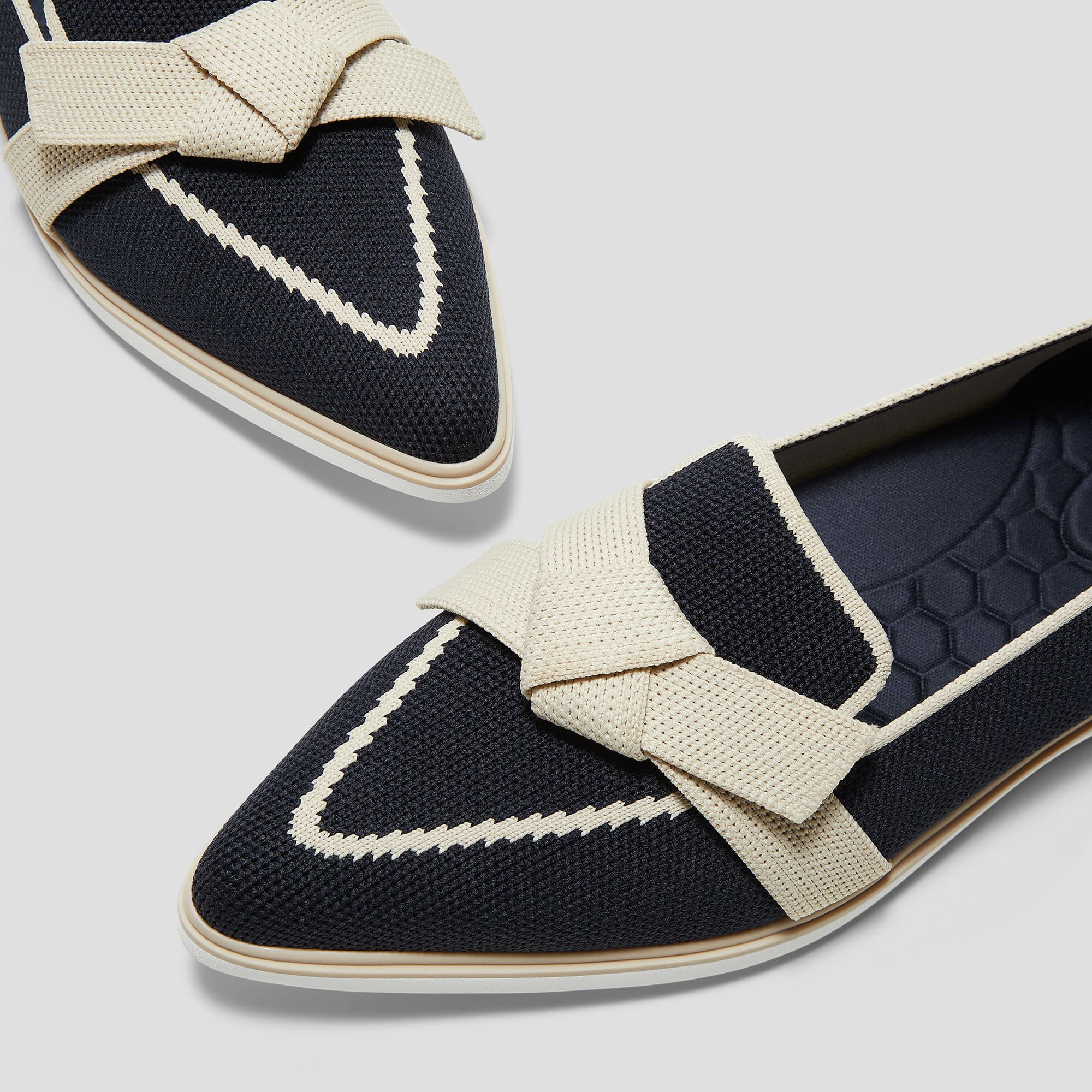 [Valentina] Water-repellent pointed toe with ribbon loafers