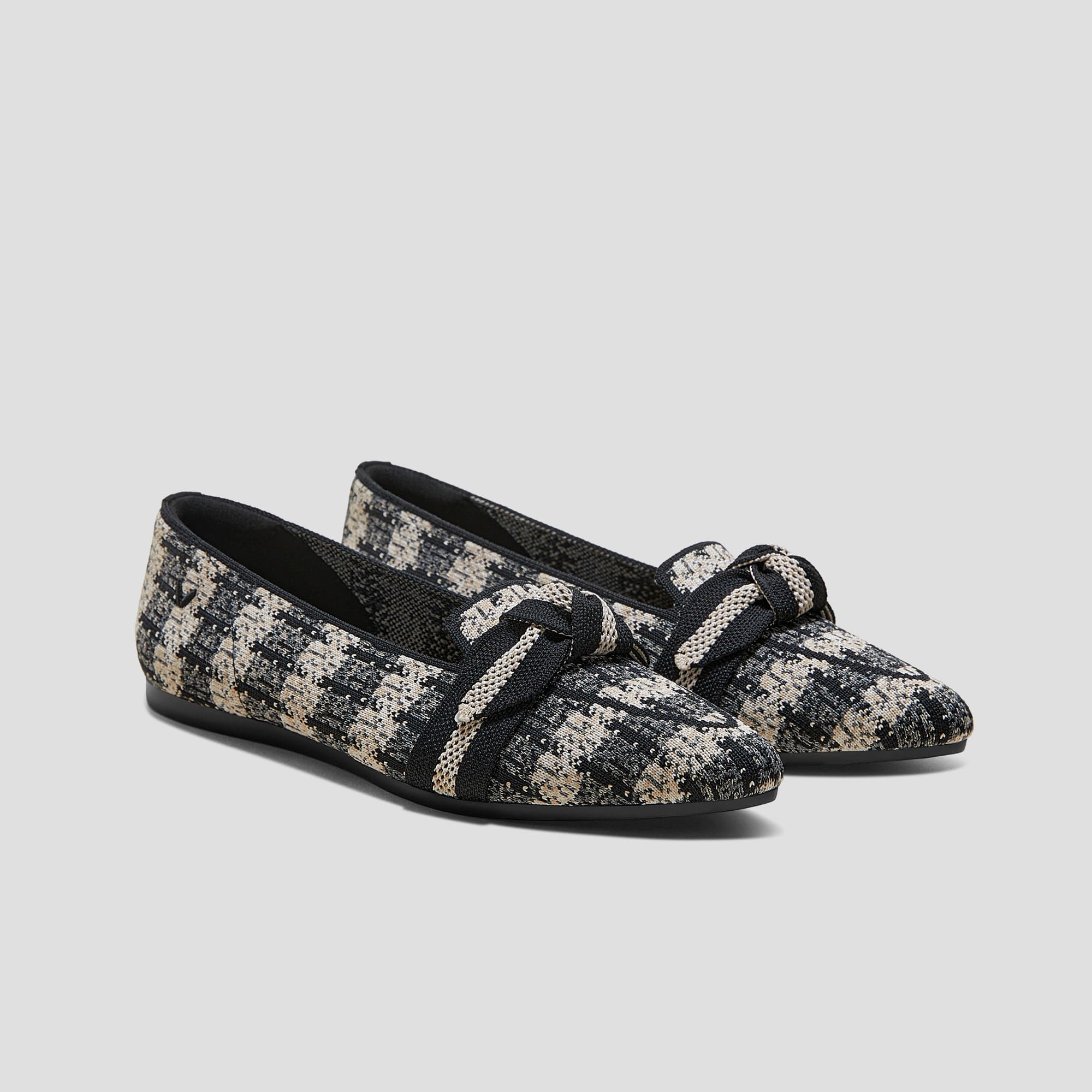 [Michelle] Pointed toe loafers with ribbon