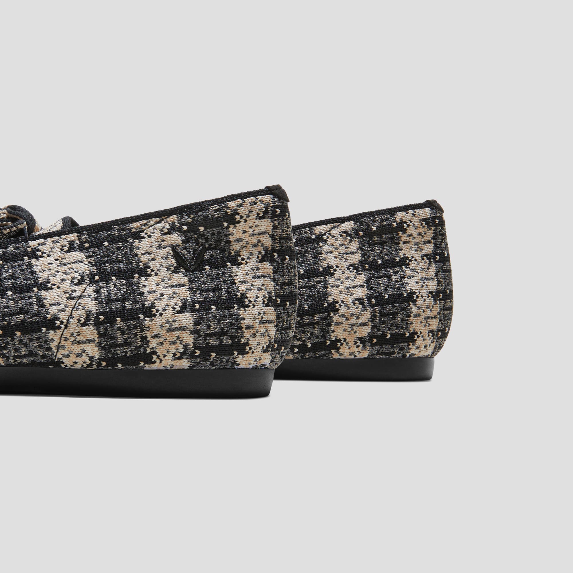 [Michelle] Pointed toe loafers with ribbon