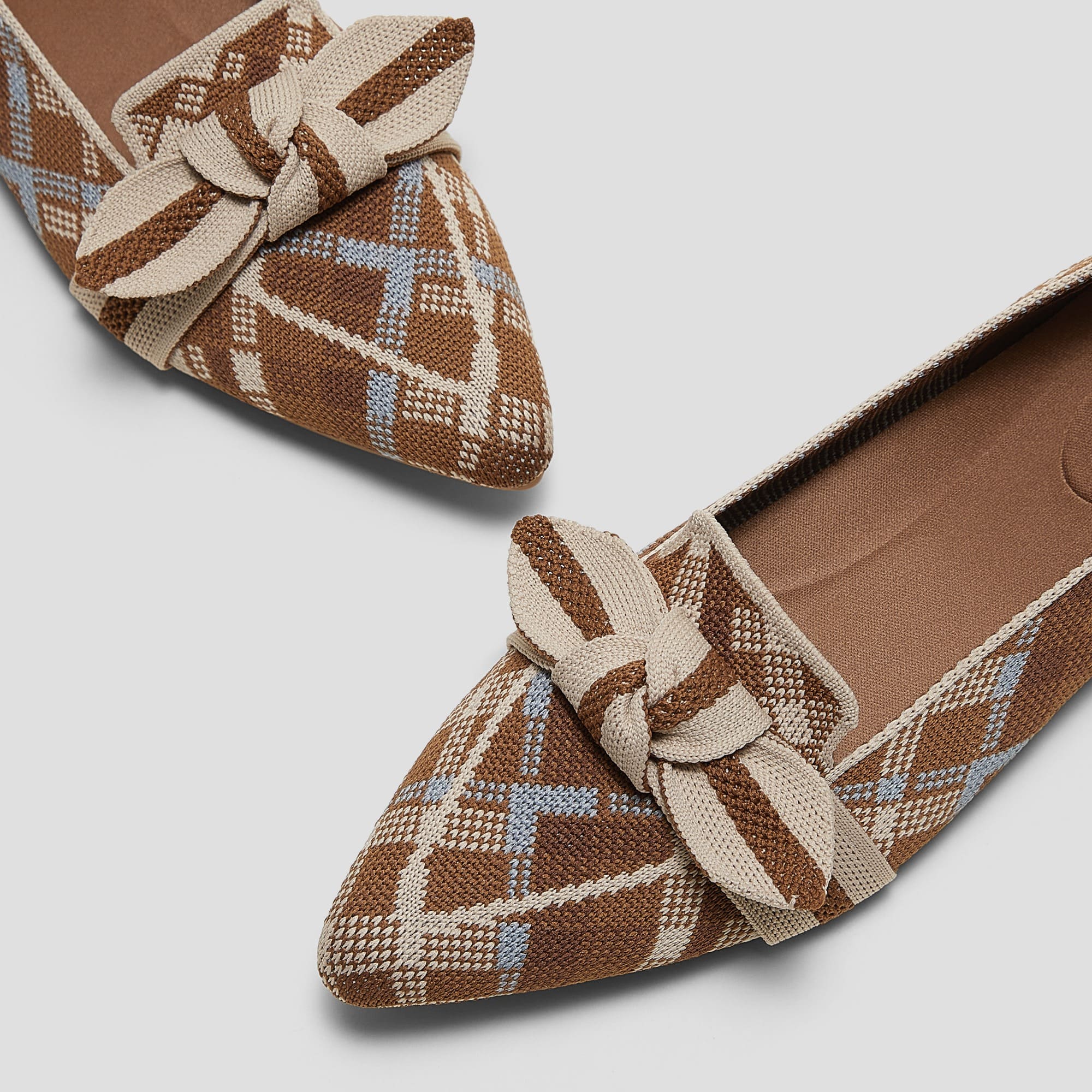 [Michelle] Pointed toe loafers with ribbon