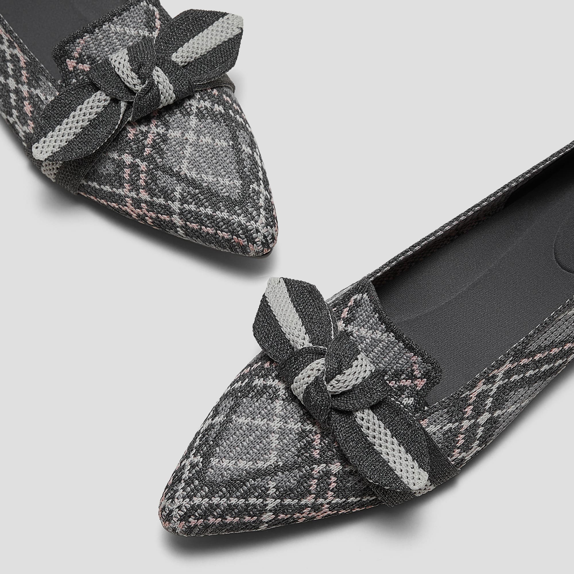 [Michelle] Pointed toe loafers with ribbon