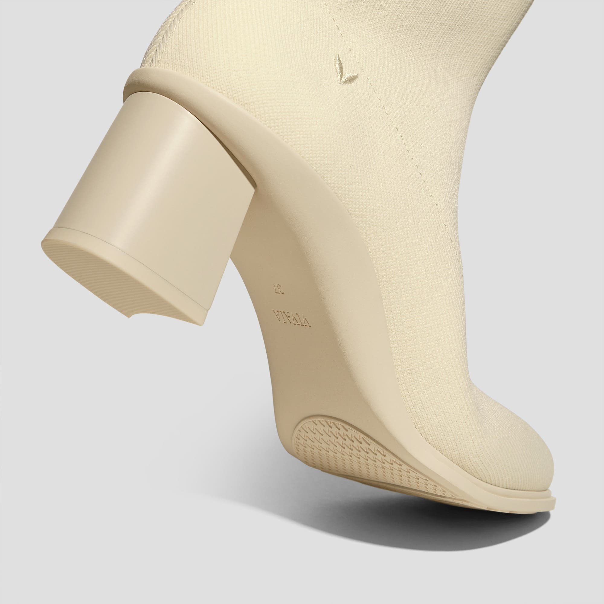 [Amanda] アーモンドトゥ 撥水加工 ランニングヒールブーツ