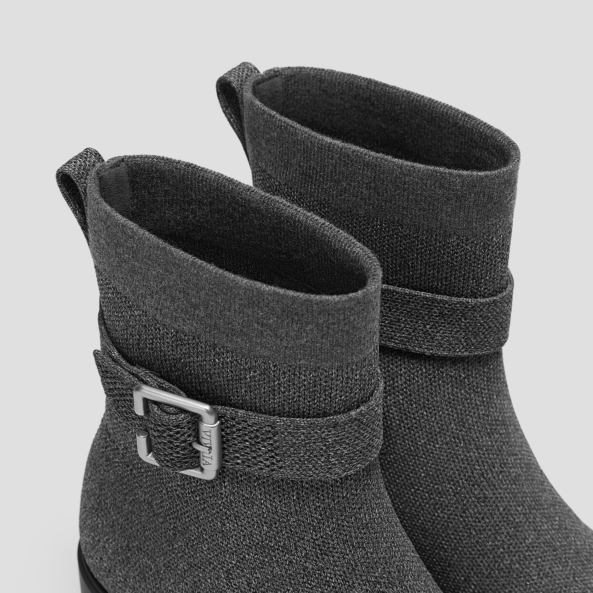 [Gisella] スクエアトゥ 撥水加工 ヒールブーツ